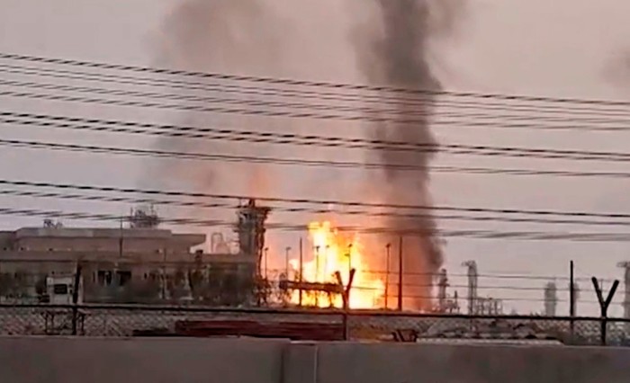 Некстояние в Иране на юге Парса Газфилд охвачен пламенем, с толстым черным дымом, поднимающимся в небо
