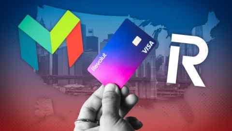 Рука с картой Visa Revolut на фоне с картой США с городским пейзажем, а также логотипам Monzo и Revolut