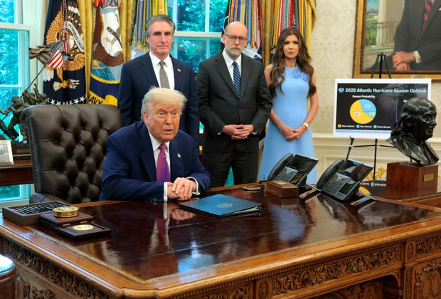 Президент Трамп представляет заявление о готовности к стихийным бедствиям в Овальном кабинете в Белом доме 10 июня 2025 года в Вашингтоне, округ Колумбия 