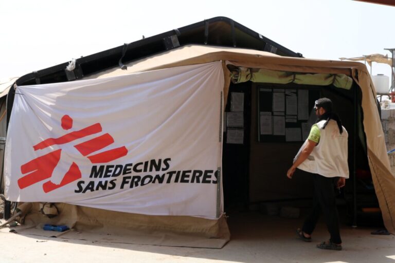 Открытый активист по ценам на наркотики MSF Знаки Секретности Пакты с большой фарма
