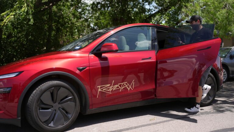 Видео показывают без водителя Tesla 'Robotaxis' Торжок без предупреждения — и на неправильной стороне дороги | Наука, климат и технические новости