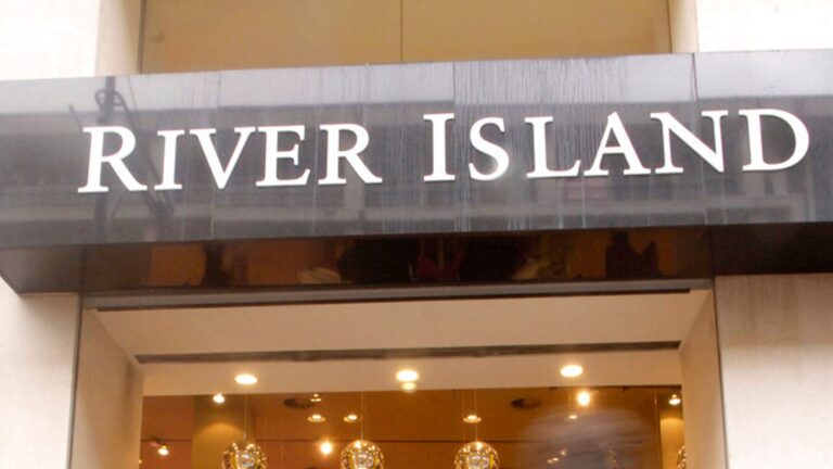 Сотни рабочих мест в опасности, так как River Island принимает топор для хранения базы | Денежные новости