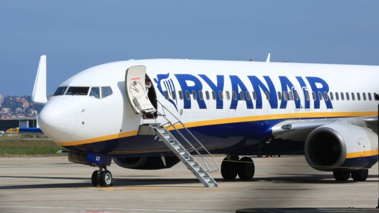 Ryanair, чтобы увеличить размер бесплатной сумки недостаточности на 20% после предложений ЕС | Денежные новости