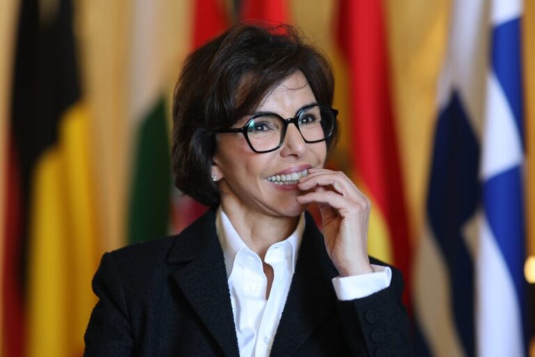 Барнье начинает битву за феодацию у подножия Эйфелевой башни — Politico